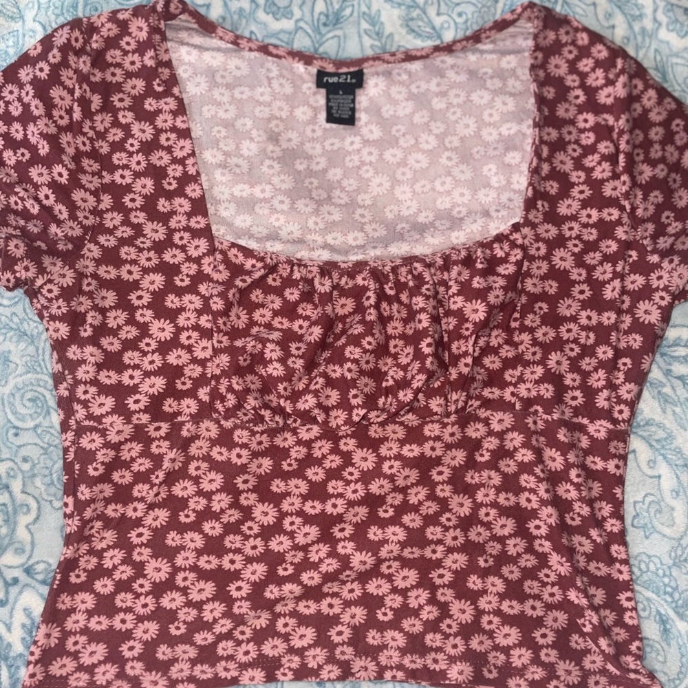 Rue21 Women's Floral Short Sleeve Top - Maroon and Pink